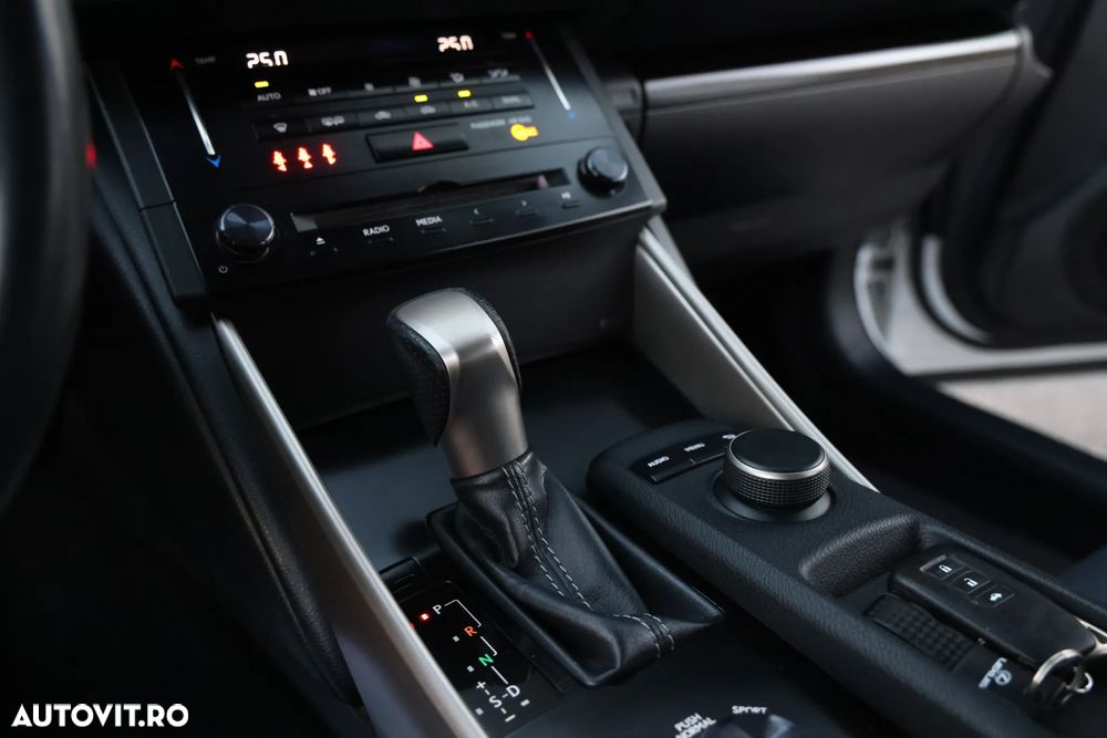 Lexus Seria IS 300h Aut. Executive - 26