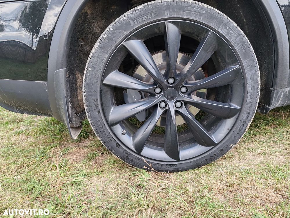 Tesla Model X - 15
