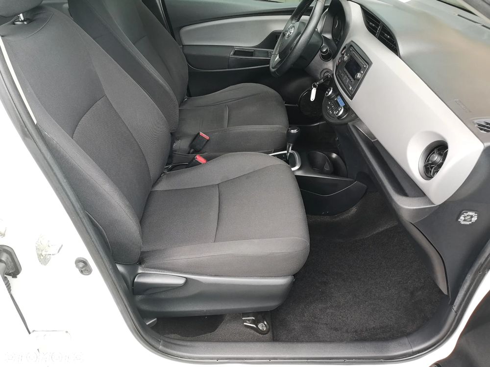 Toyota Yaris Hybrid 100 Sol - 22
