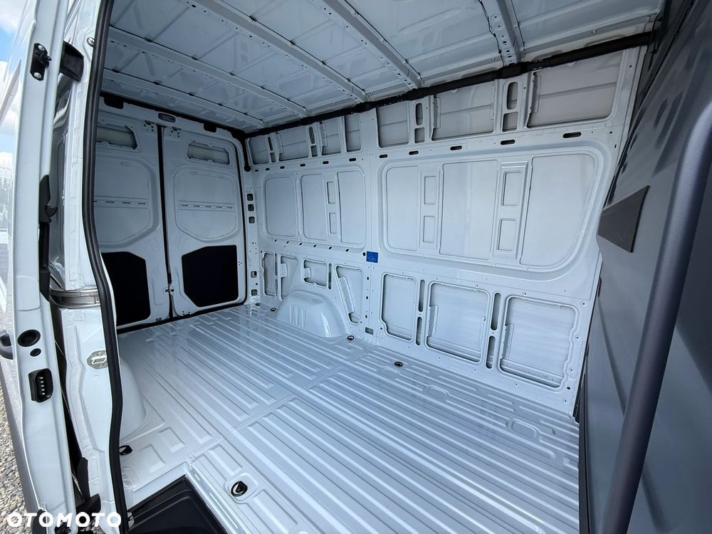 Mercedes-Benz Sprinter - 13