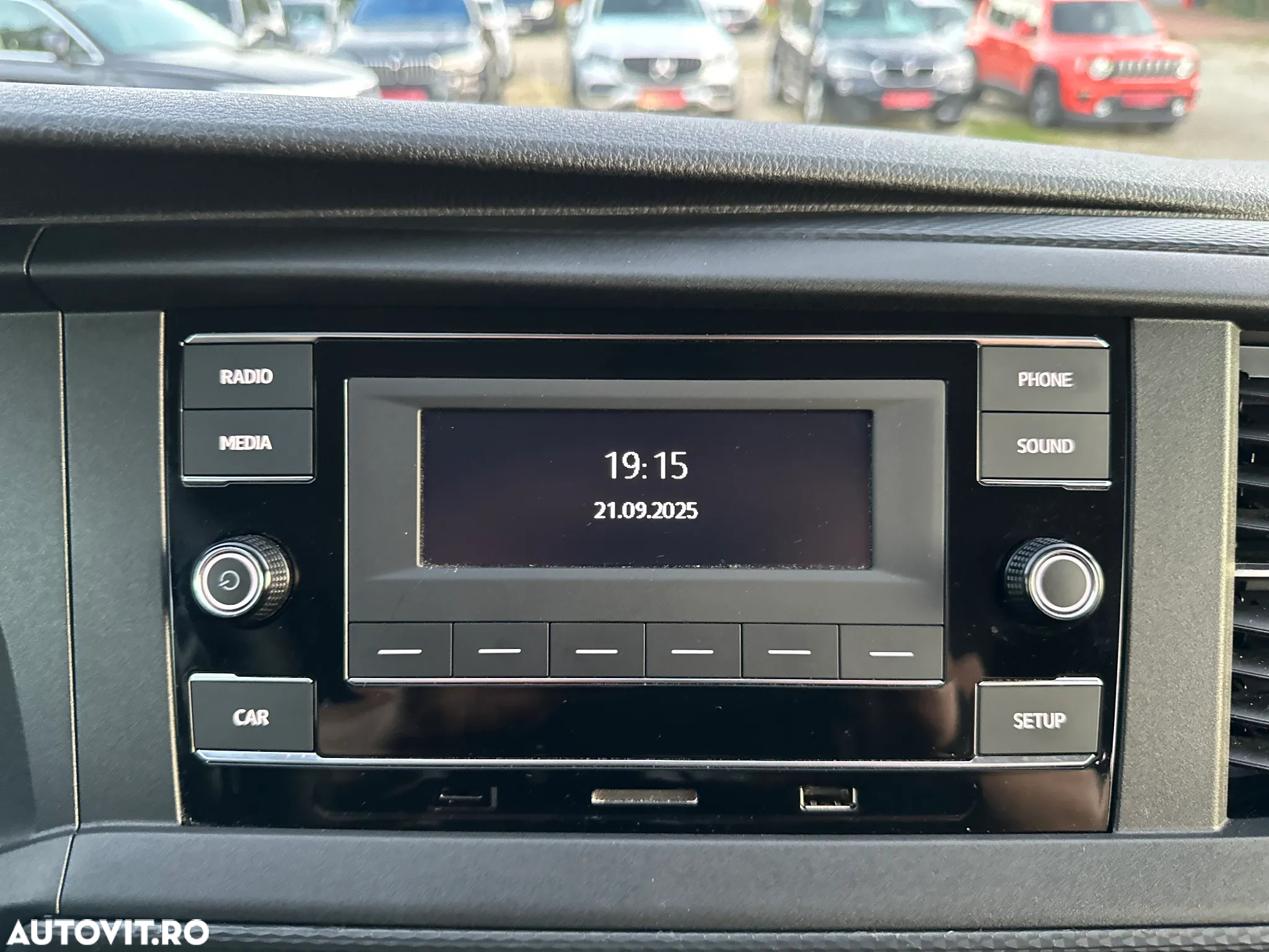 Volkswagen Caravelle - 27