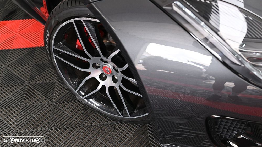 Jaguar F-Type 2.0 i4 Chequered Flag - 17