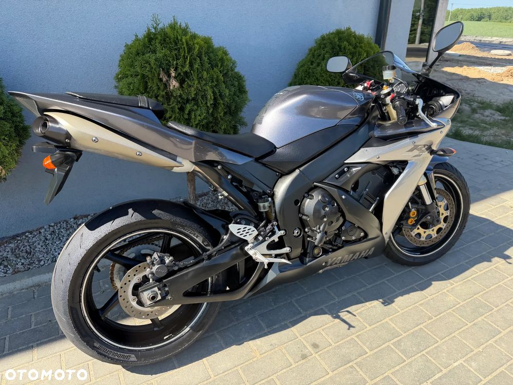 Yamaha R1 - 3