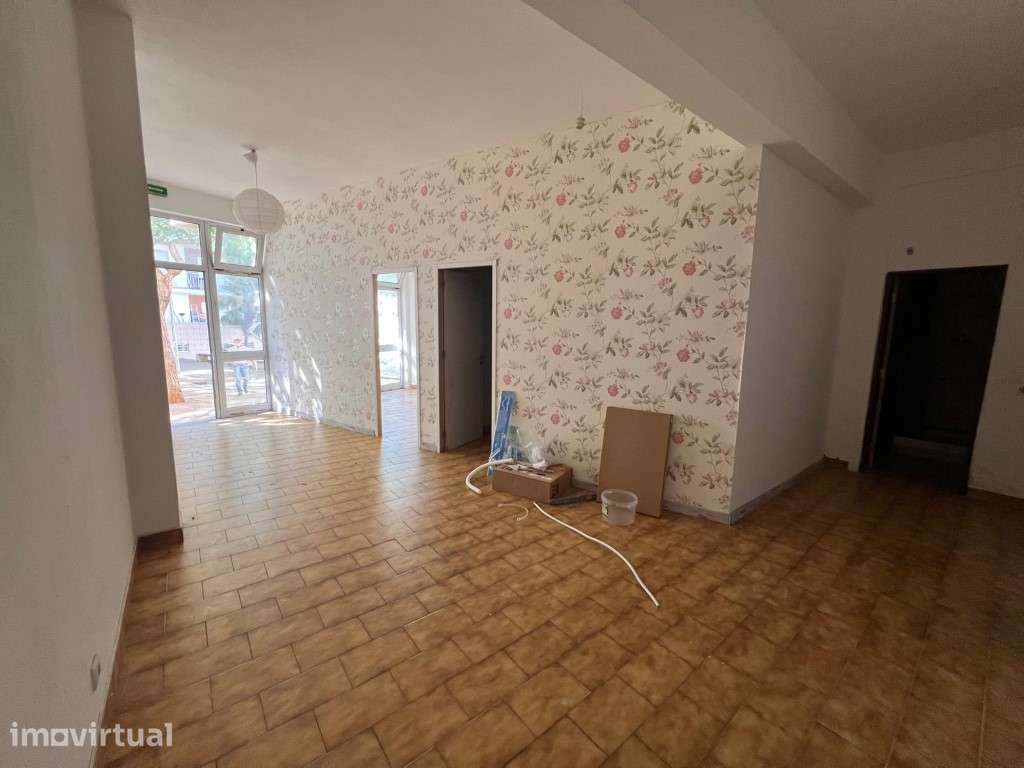Loja com projeto de alteração para a apartamento T2 na Câmara Munic... - Grande imagem: 3/9