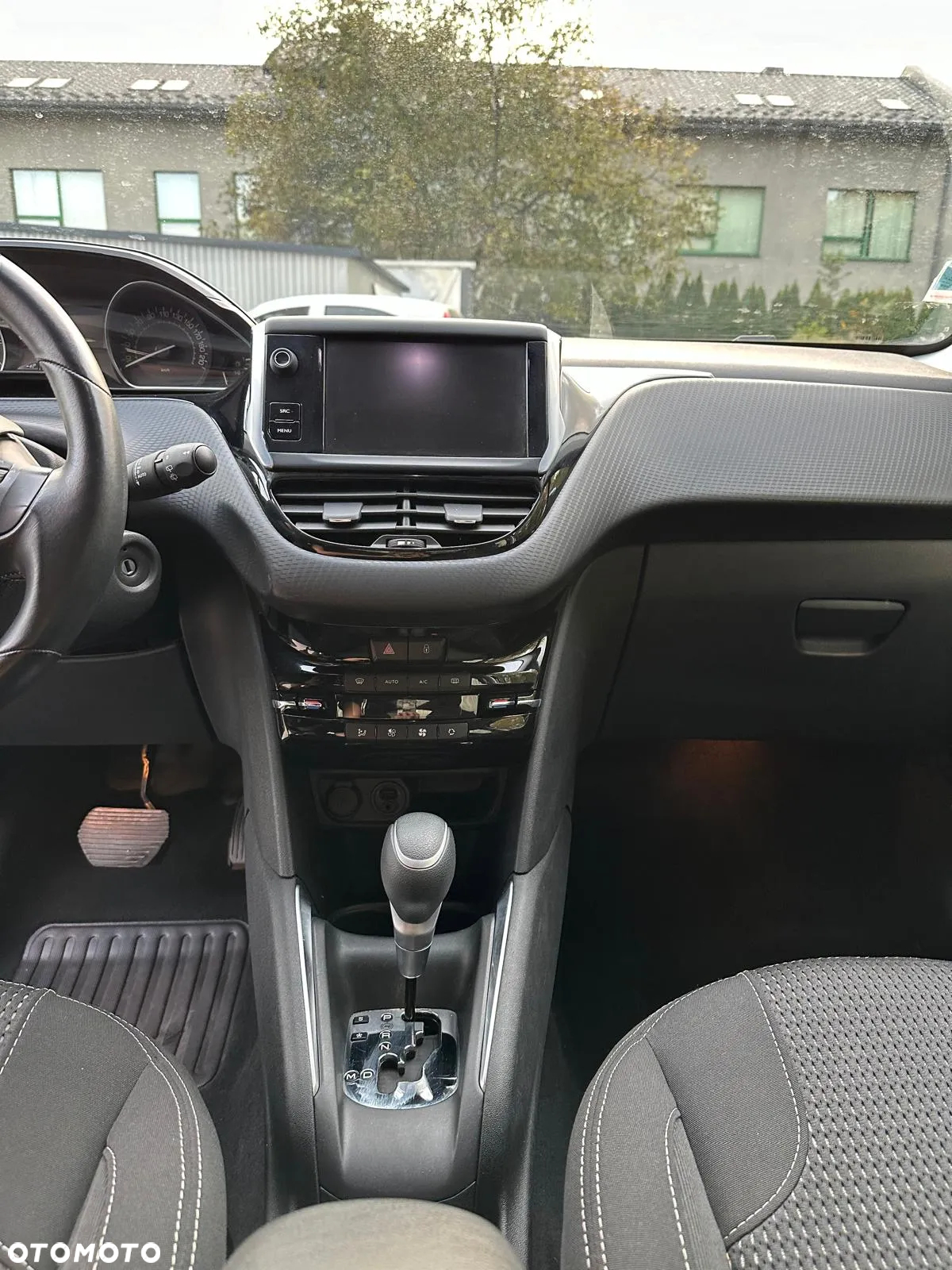 Peugeot 208 - 10