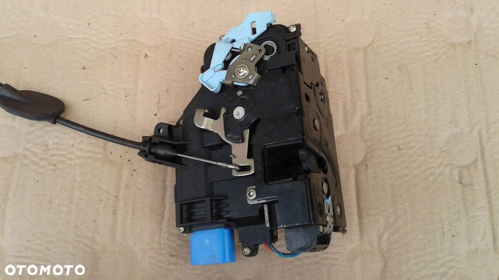 Zamek drzwi prawy tył VW Golf V plus Touran Altea Octavia 2 7L0839016D 7L0839016