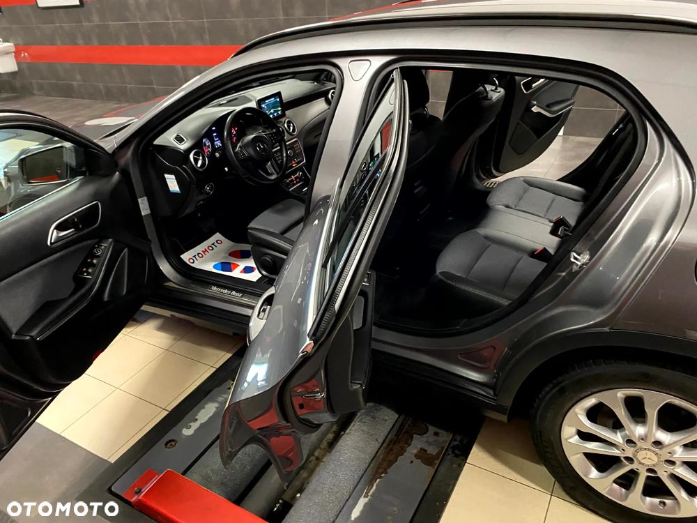 Mercedes-Benz GLA 180 d 7G-DCT Urban - 17