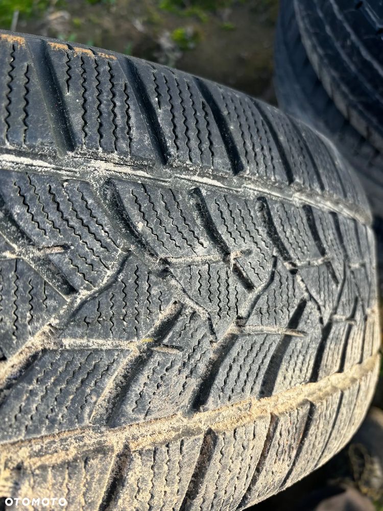 Opony zimowe Dunlop 235/60R18 - 2