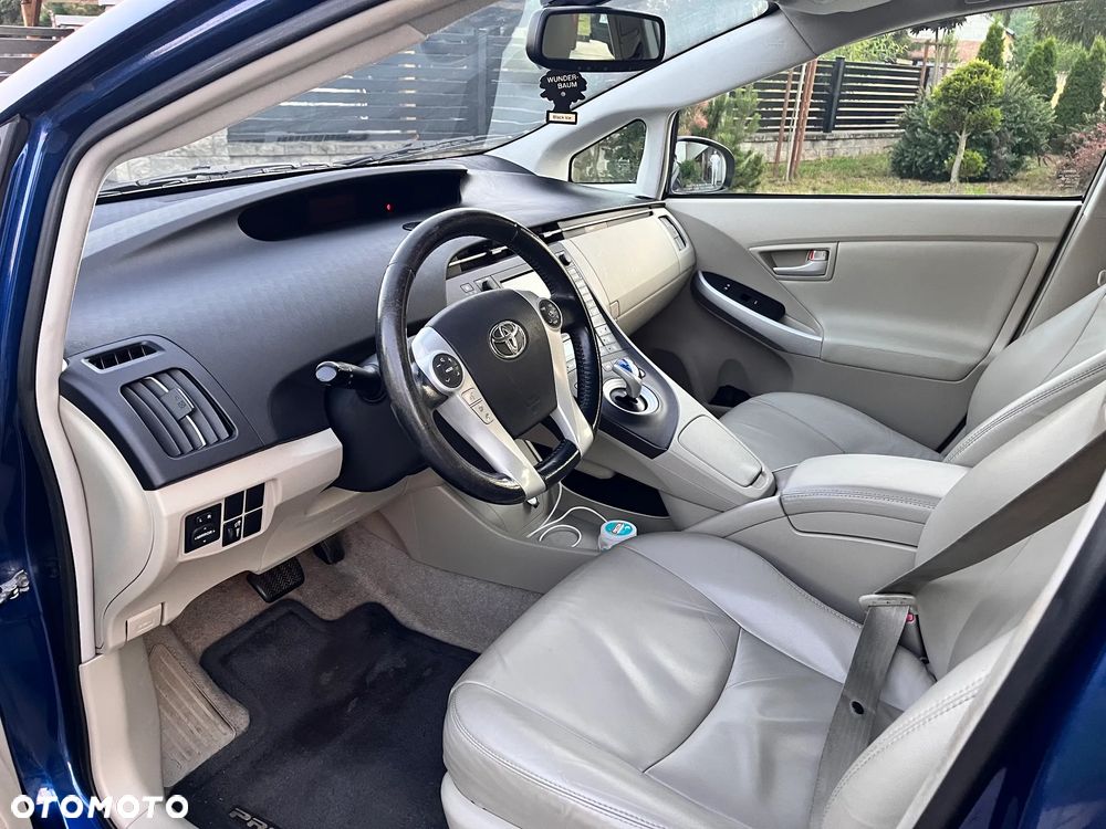 Toyota Prius (Hybrid) - 7