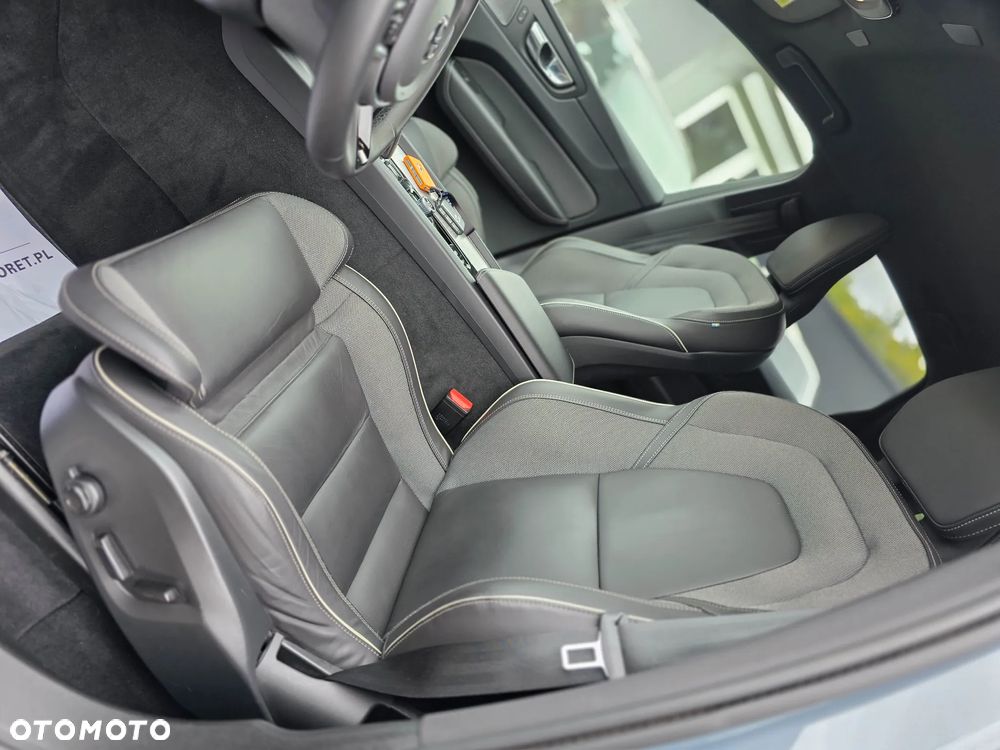 Volvo XC 60 B4 D AWD Plus Dark - 24