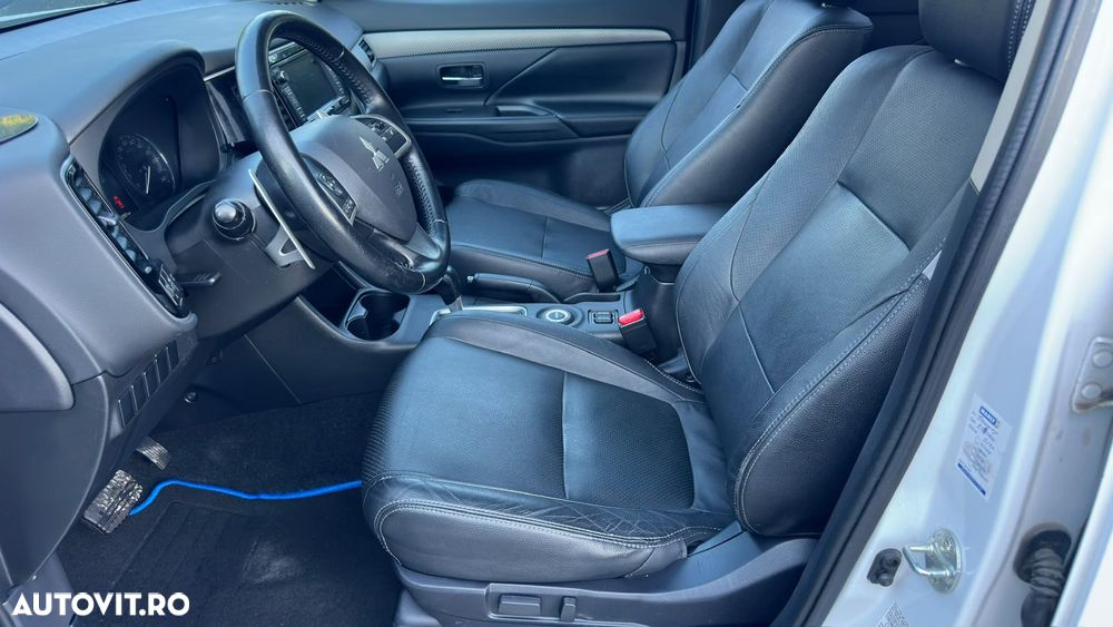 Mitsubishi Outlander - 11