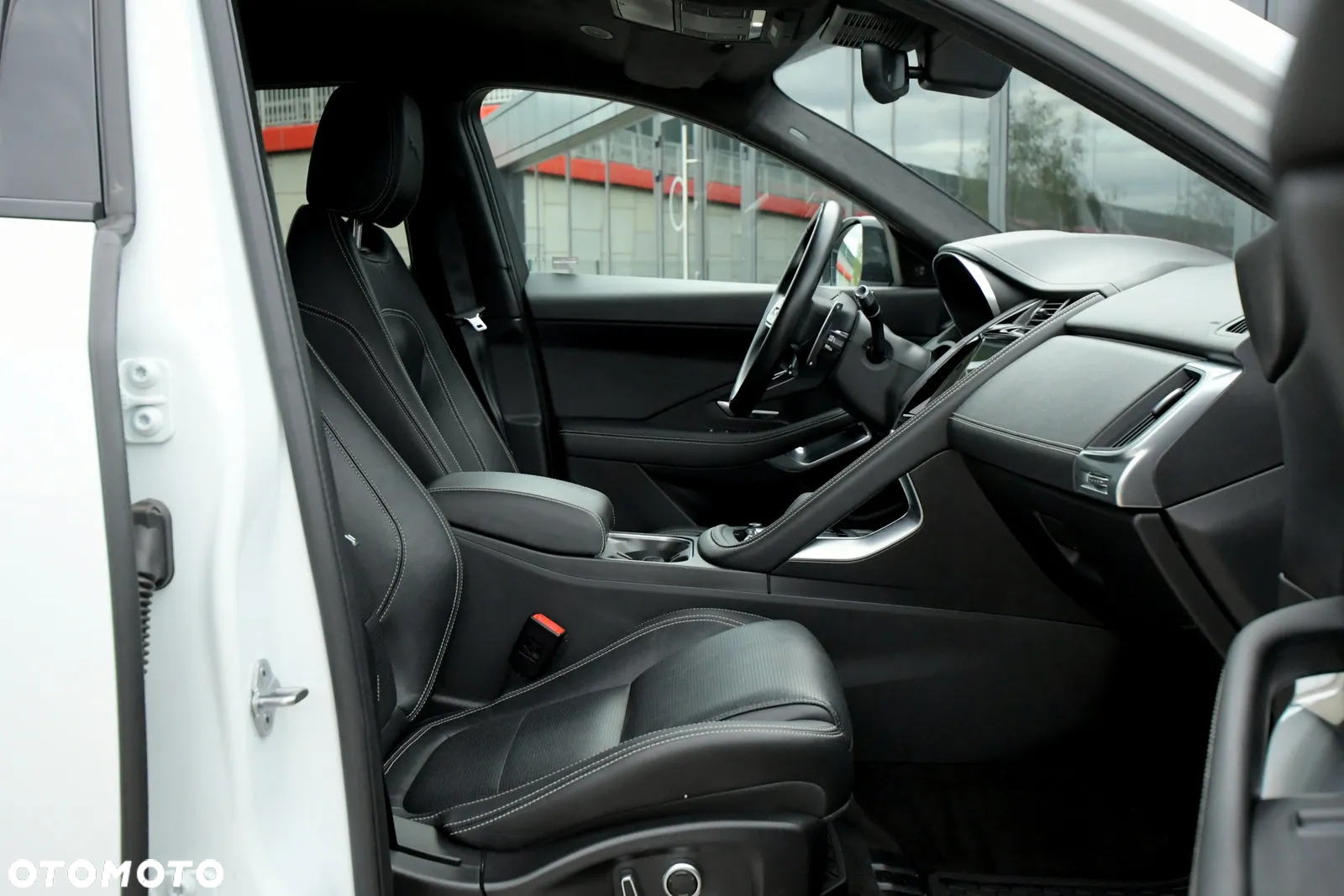 Jaguar E-Pace D200 AWD R-Dynamic S - 24