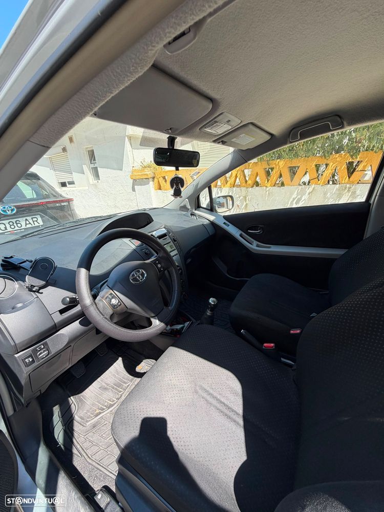 Toyota Yaris 1.0 VVT-i - 10