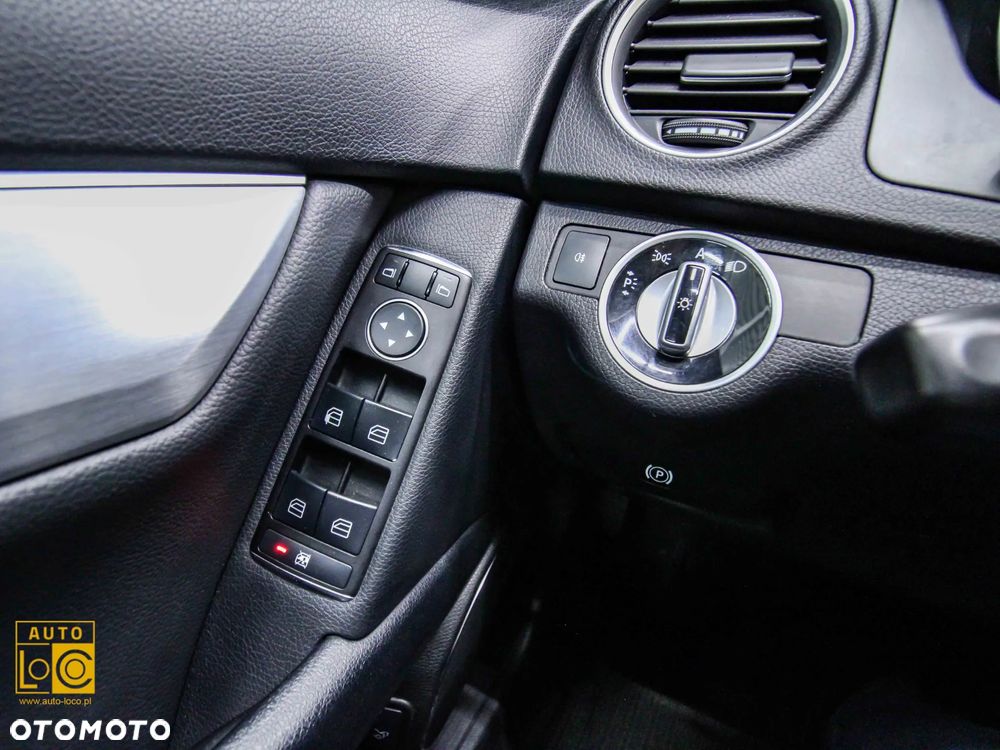Mercedes-Benz Klasa C 180 CGI BlueEff Avantgarde - 23