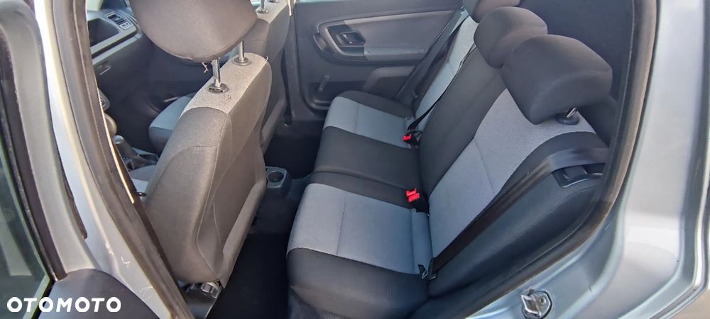 Skoda Fabia 1.2 HTP Active - 10