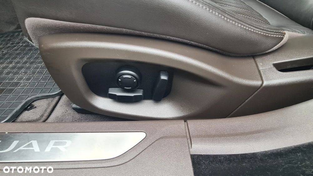 Jaguar XF 20d Portfolio - 22