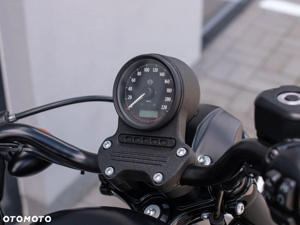 Harley-Davidson Sportster Iron 883 - 11