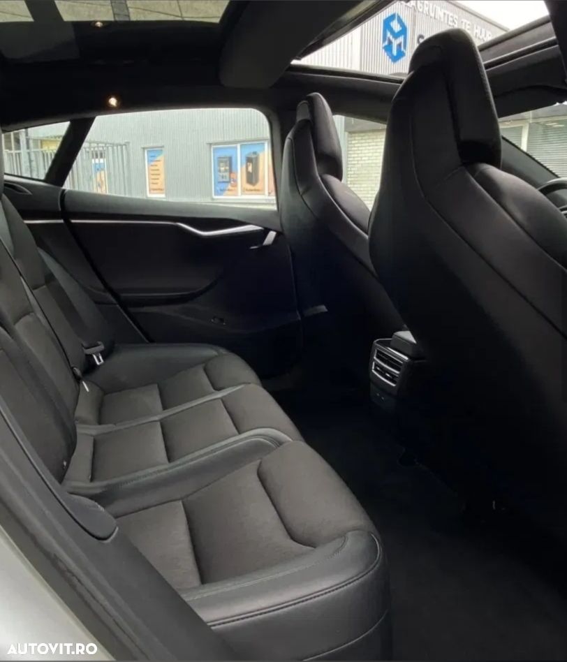 Tesla Model S - 8