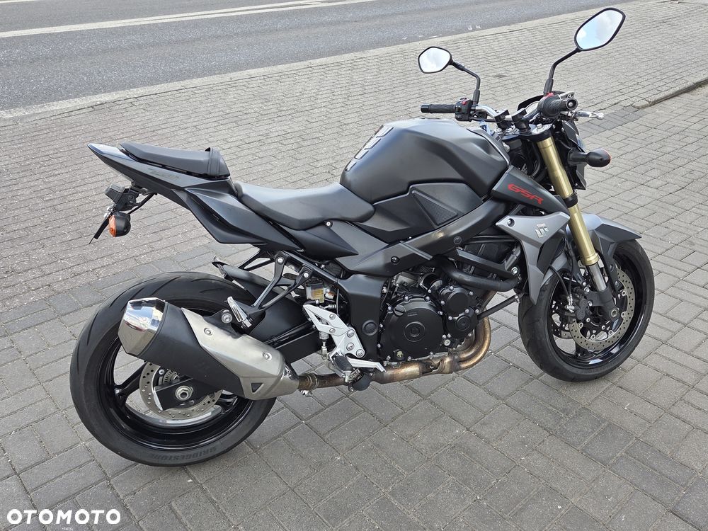 Suzuki GSR - 14
