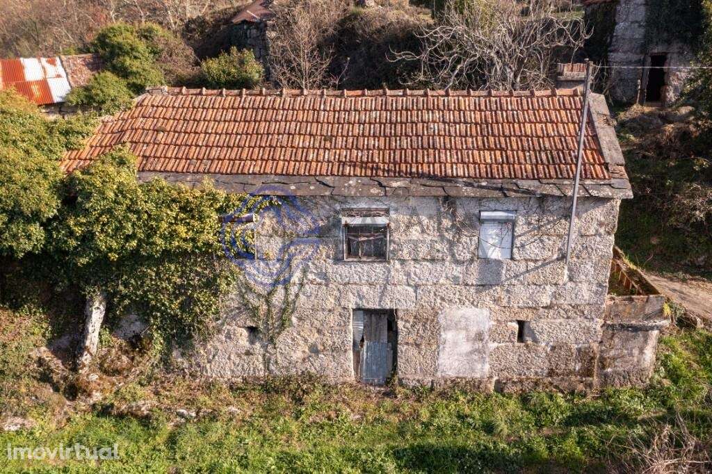 CASA DE 2 PISOS TOTALMENTE EM PEDRA, PARA REABILITAÇÃO TOTAL E QUINTAL - Grande imagem: 2/16