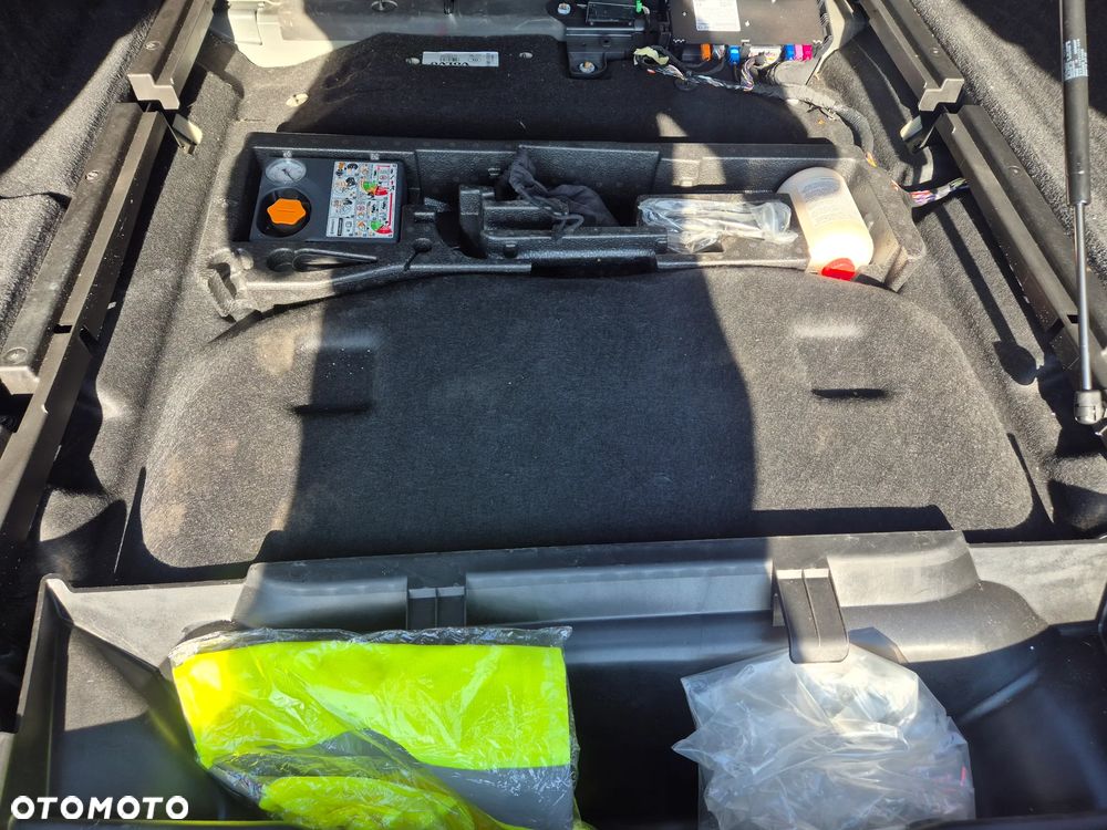 Volvo V90 T8 AWD Plug-In Hybrid Momentum - 17