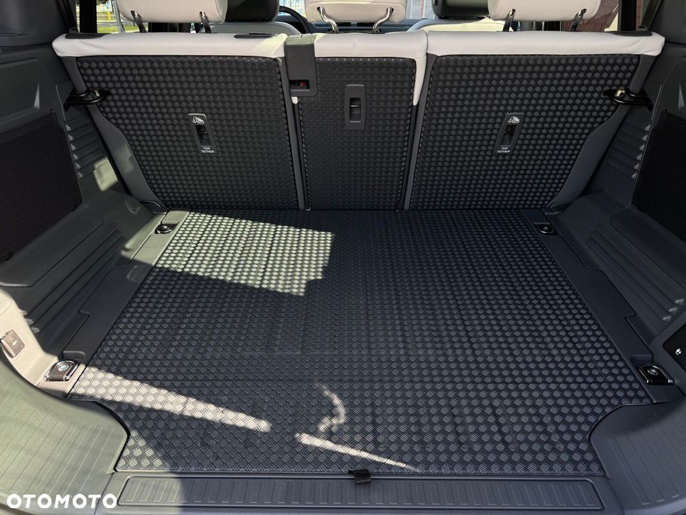 Land Rover Defender - 32