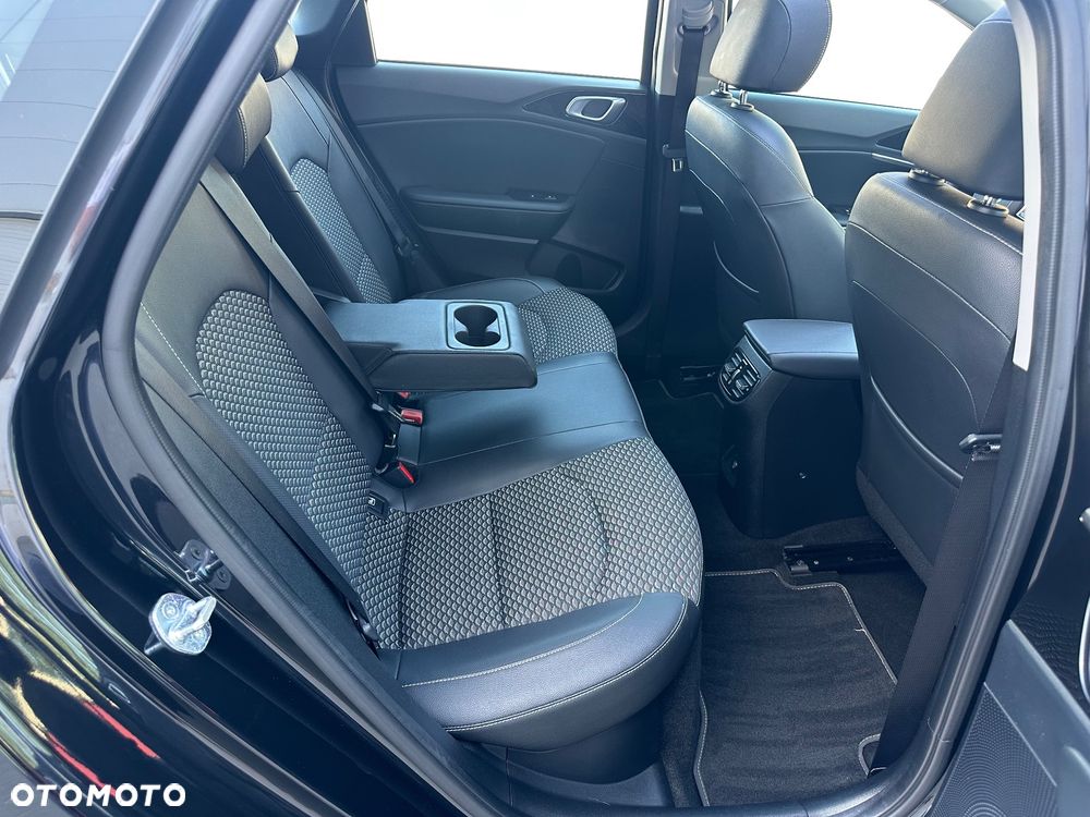 Kia Ceed - 36