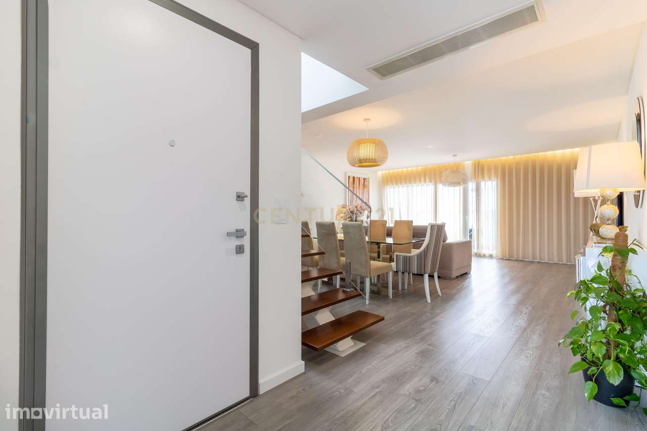 Duplex T4 em Oeiras com terraço e box (3 vagas) - Grande imagem: 2/29