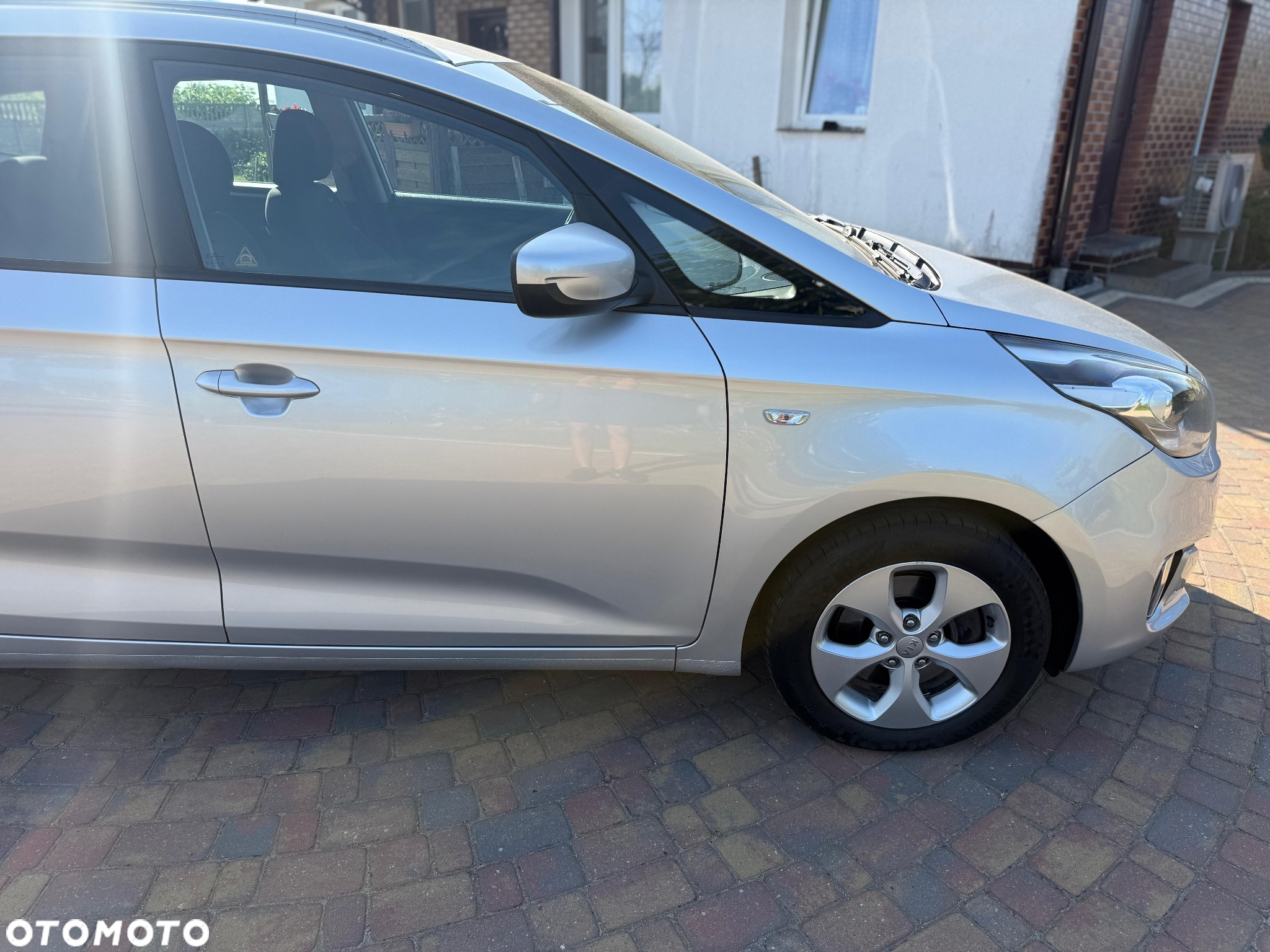 Kia Carens - 10