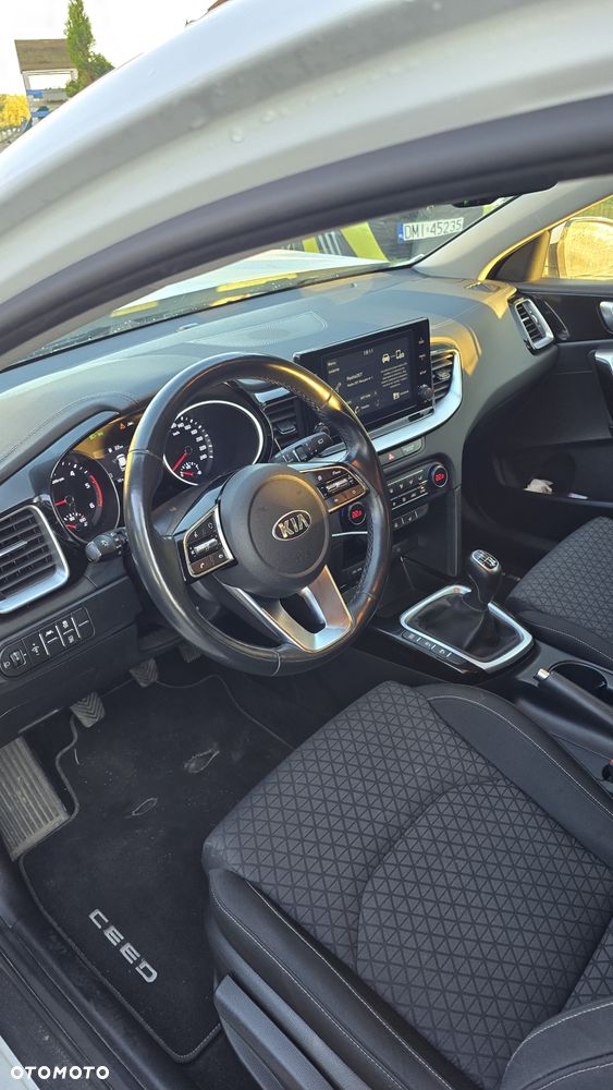 Kia Ceed 1.6 CRDi mHEV Business Line - 17
