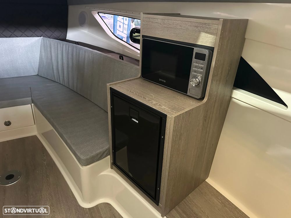 Quicksilver Activ 875 Sundeck - 41