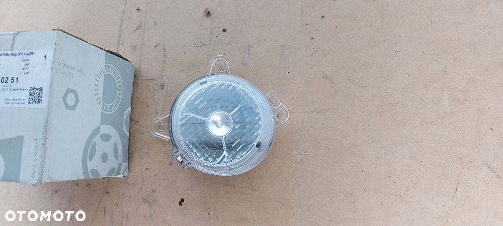 Halogen prawy Mercedes 212 - 2