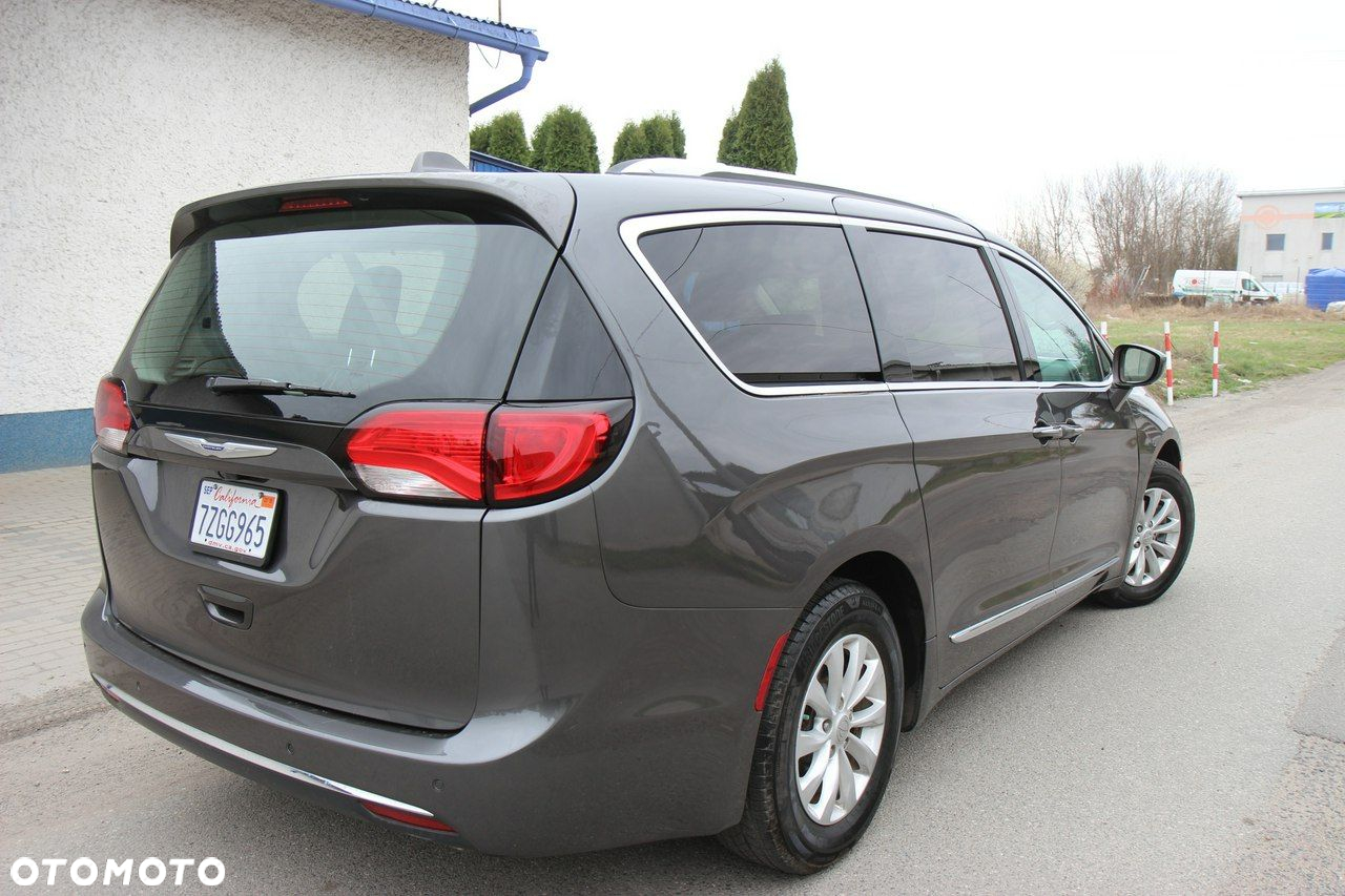 Chrysler Pacifica - 16