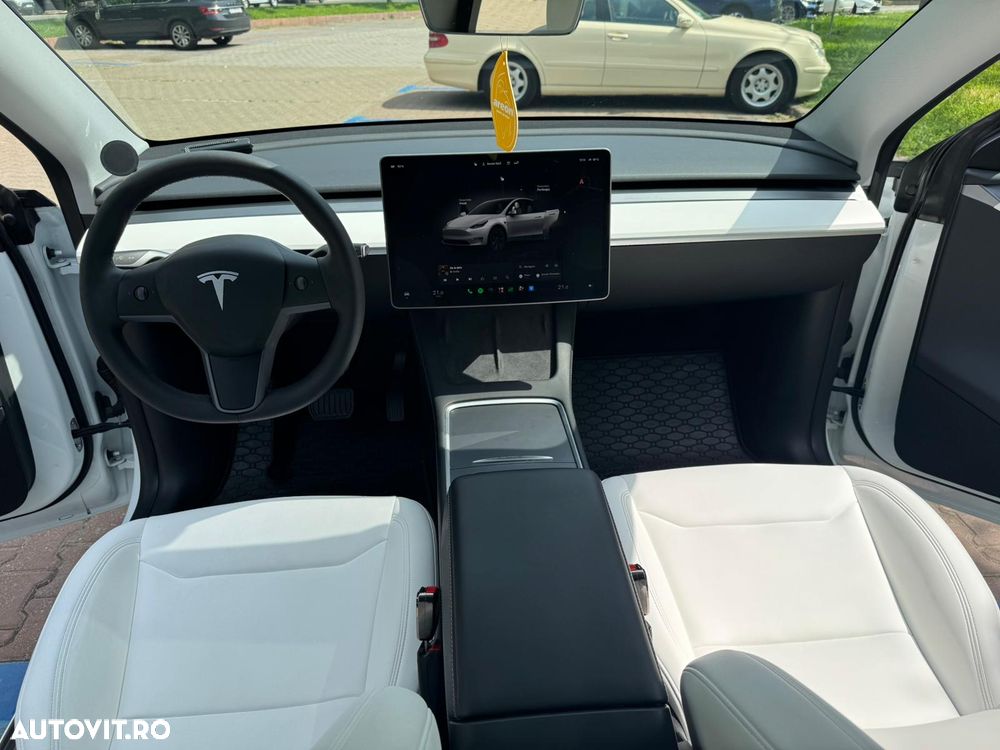 Tesla Model Y - 11