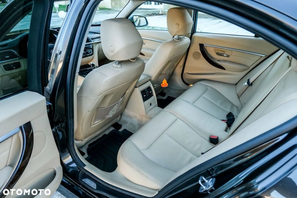 BMW Seria 3 320d xDrive Luxury Line - 32