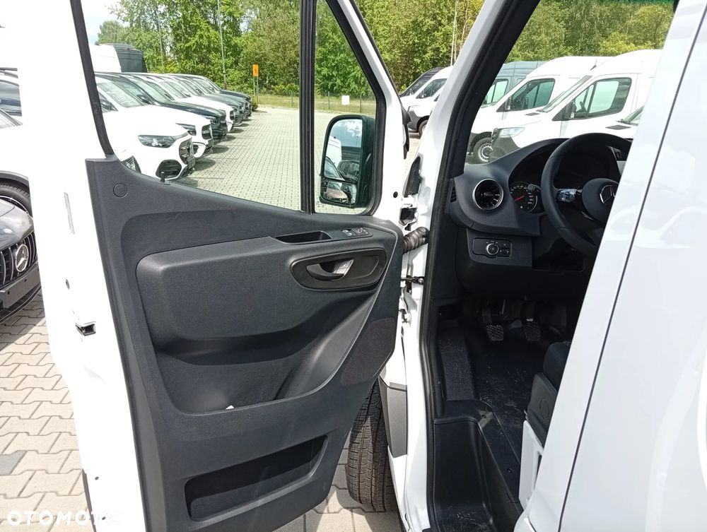 Mercedes-Benz Sprinter - 12
