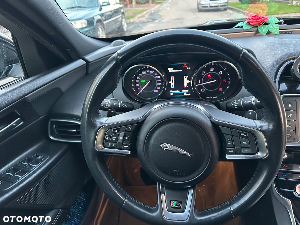 Jaguar XE 2.0 D R-Sport - 31