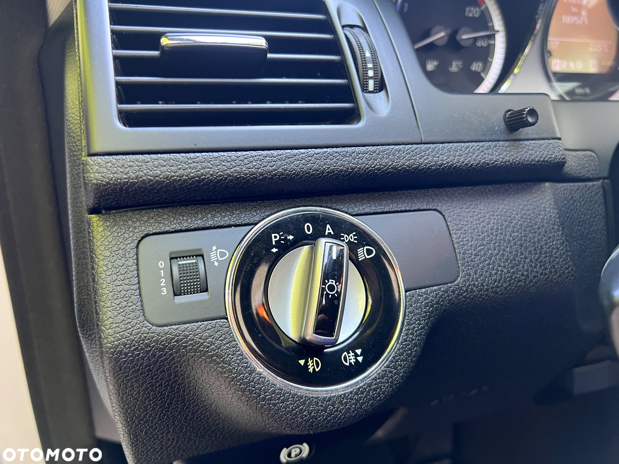 Mercedes-Benz Klasa C 180 T BlueEFFICIENCY 7G-TRONIC Elegance - 31