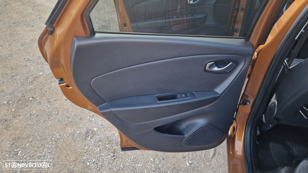 Renault Captur 1.5 dCi Exclusive EDC - 25