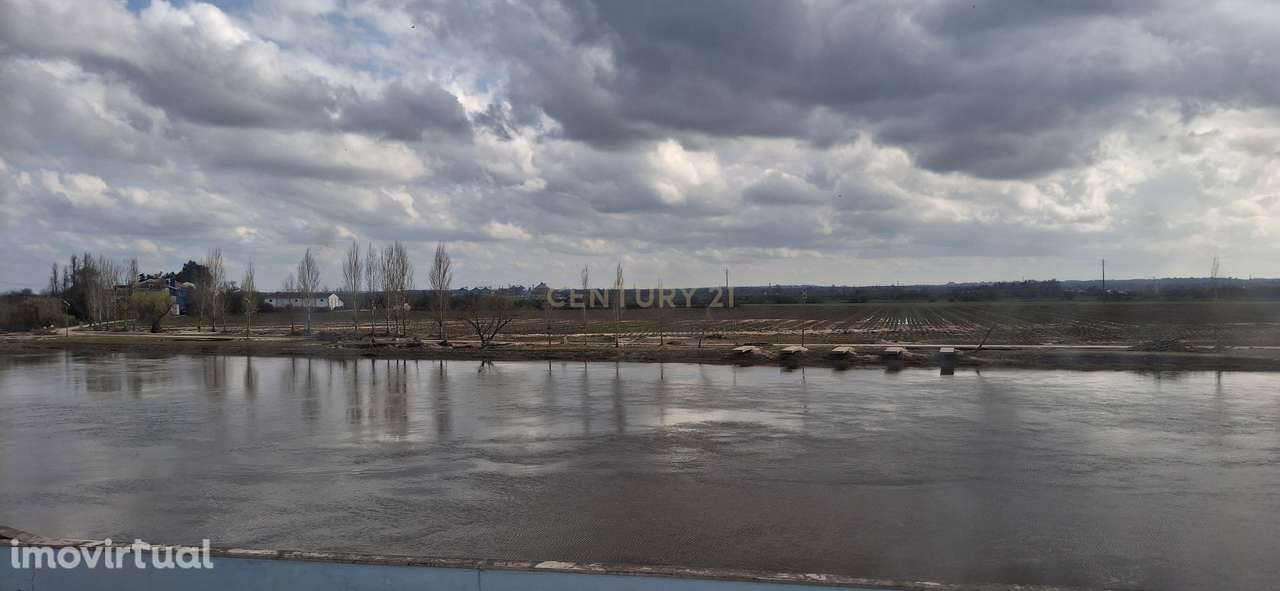 Moradia com Dois Andares no Centro de Coruche com Vista Rio - Grande imagem: 2/37