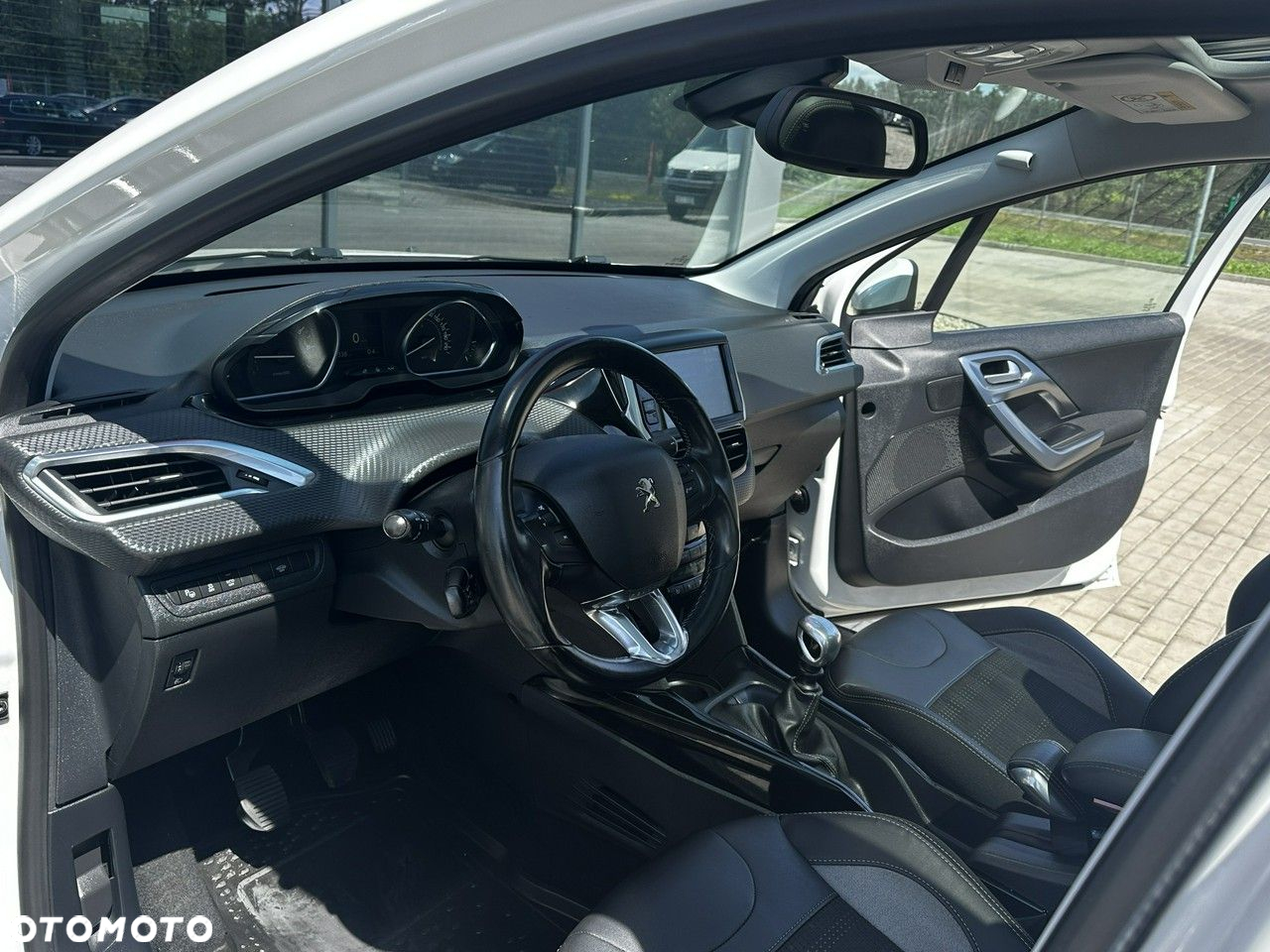 Peugeot 2008 1.2 Pure Tech Allure S&S - 9