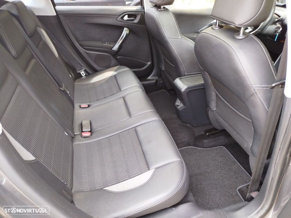 Peugeot 2008 1.2 PureTech Allure - 12