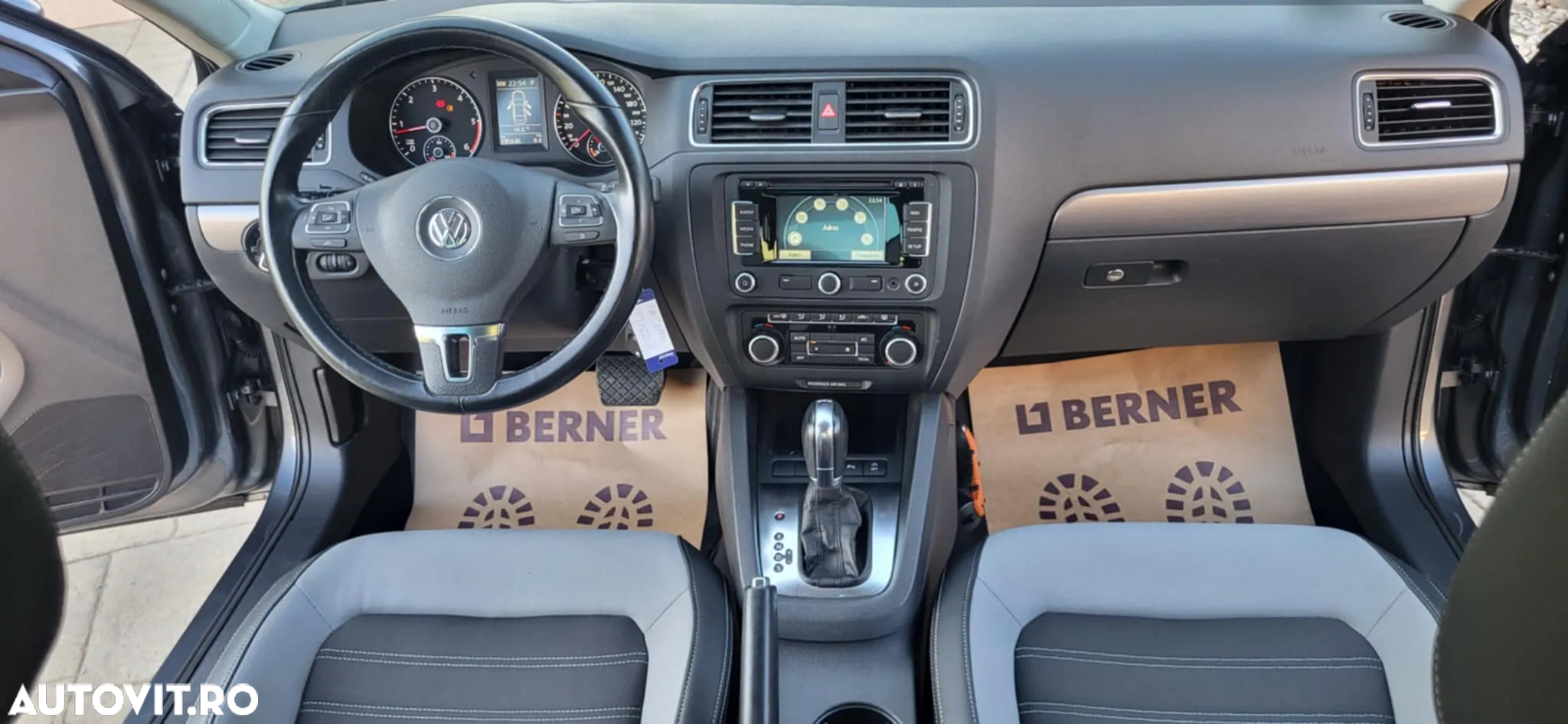Volkswagen Jetta - 4