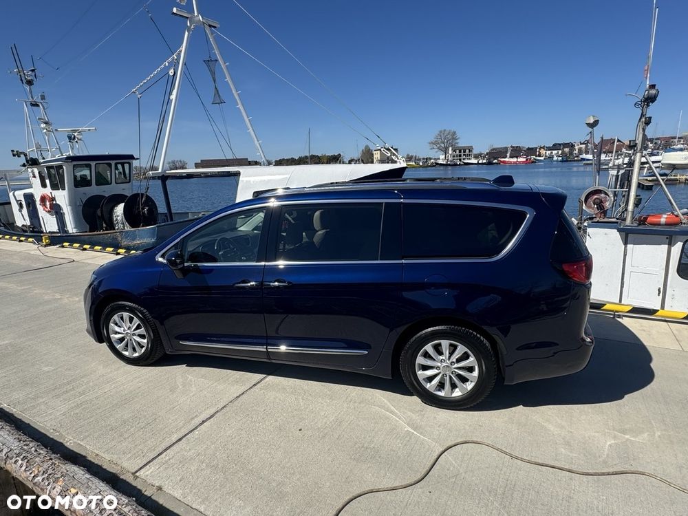 Chrysler Pacifica - 16