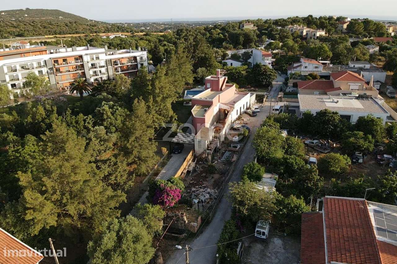 Lote de Terreno com uma área de 1.211m2, com Moradia, em Loulé - Grande imagem: 3/18