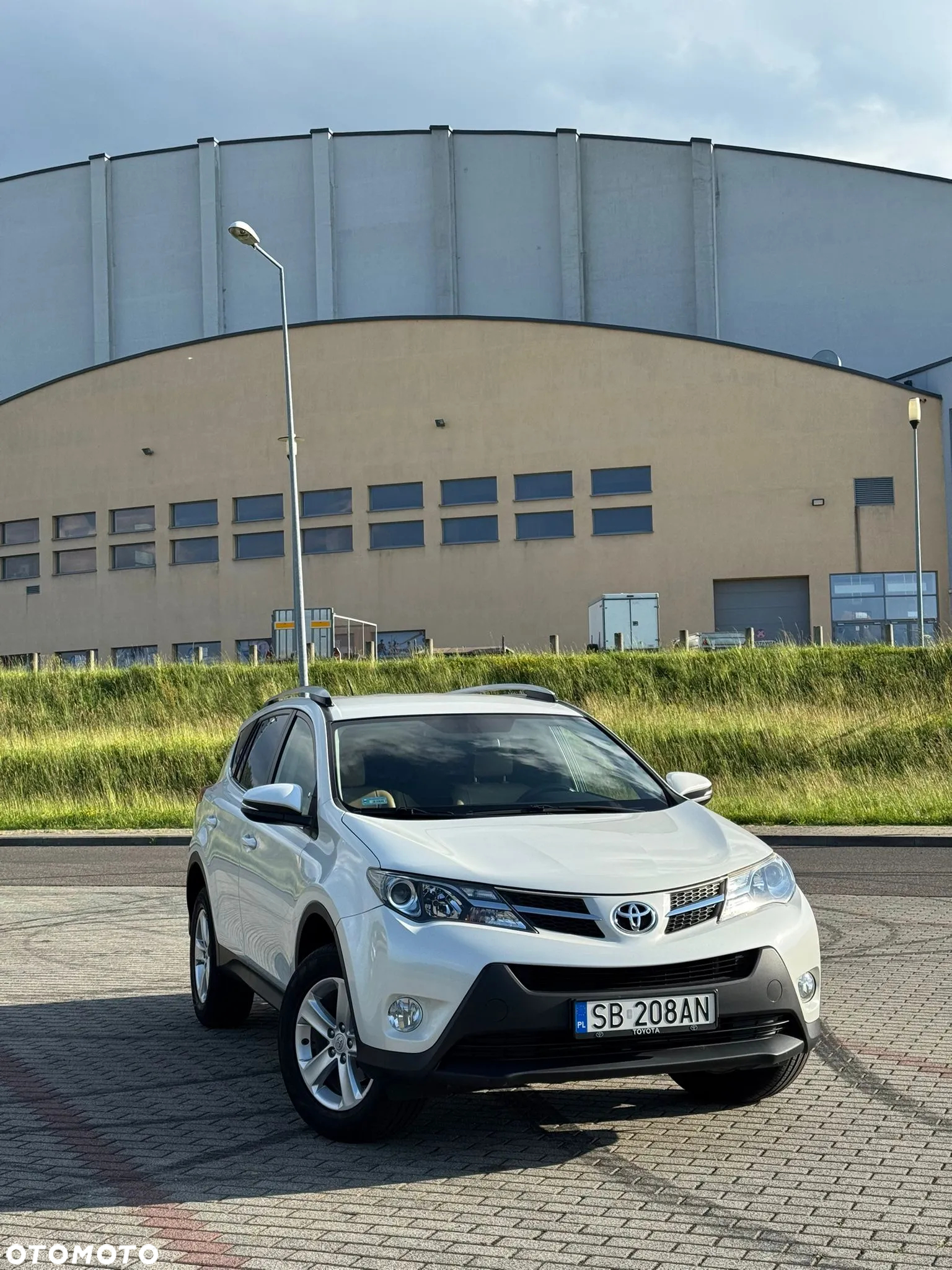 Toyota RAV4 2.5 XLE - 23