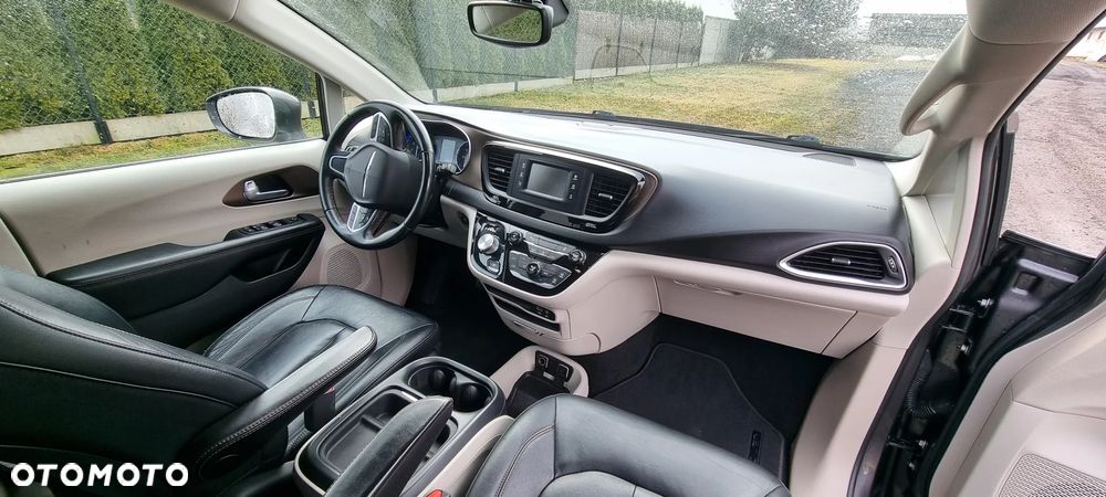 Chrysler Pacifica - 12