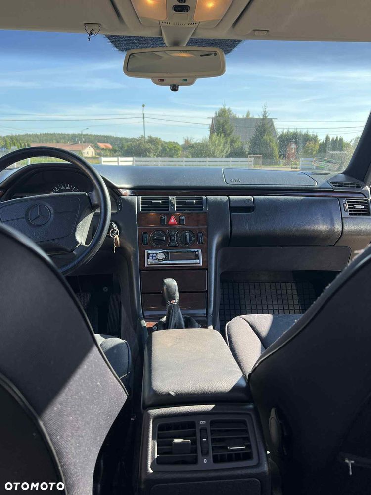 Mercedes-Benz Klasa E 290 T TD Elegance - 18