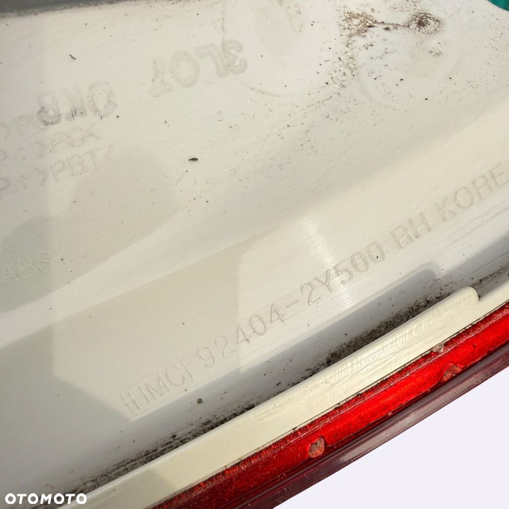 Lampa tylna Prawa w klapę bagażnika 92404-2Y500 RH Hyundai ix35 Lift - 6