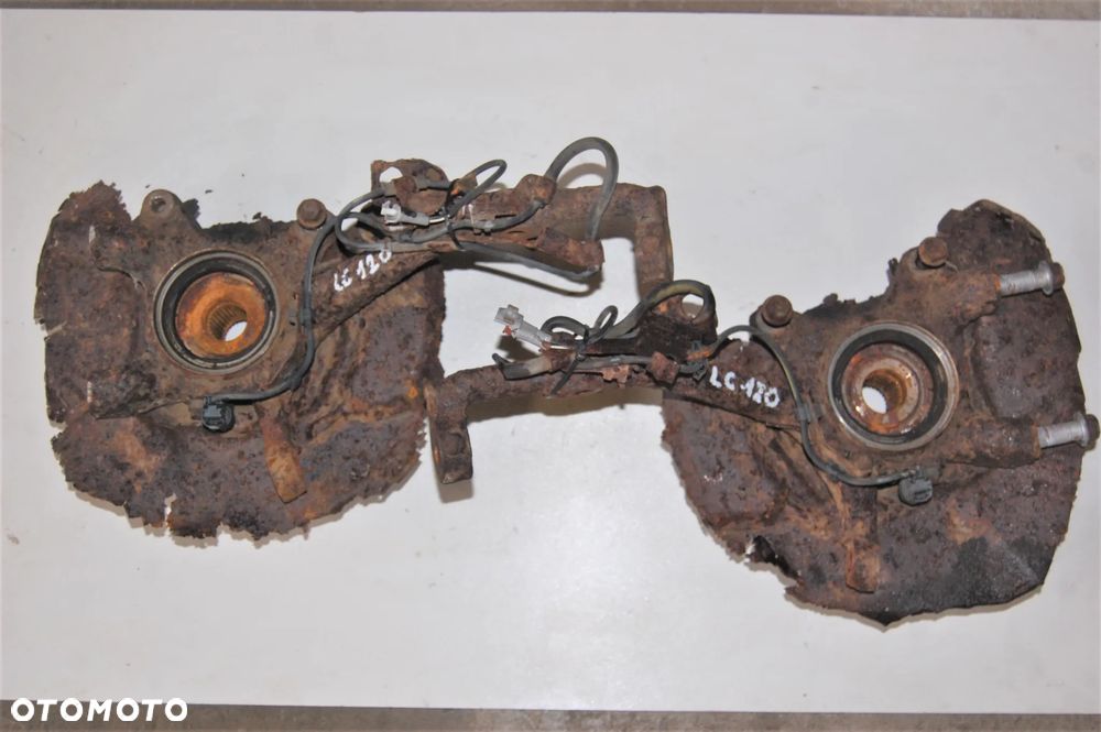 TOYOTA LAND CRUISER 120 3,0 D. - Zwrotnica piasta. prawa, lewa.